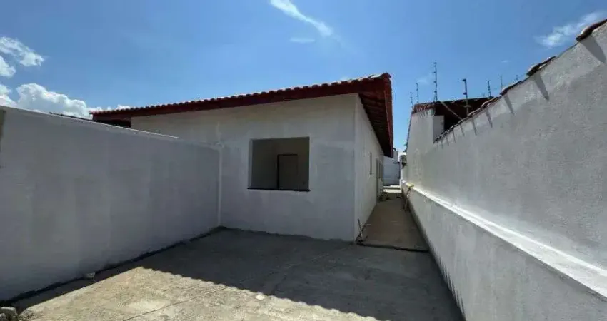 Casa com 2 quartos e piscina em Itanhaém.