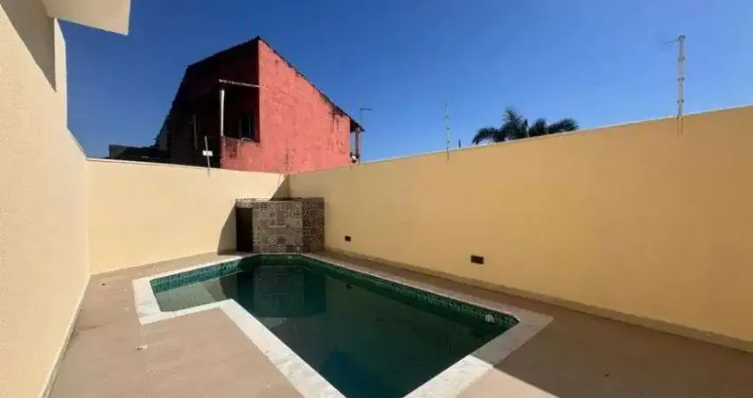 Casa com piscina, 2 quartos e área gourmet em Itanhaém.
