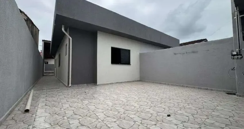 Casa com 2 quartos, piscina e churrasqueira em Itanhaém.