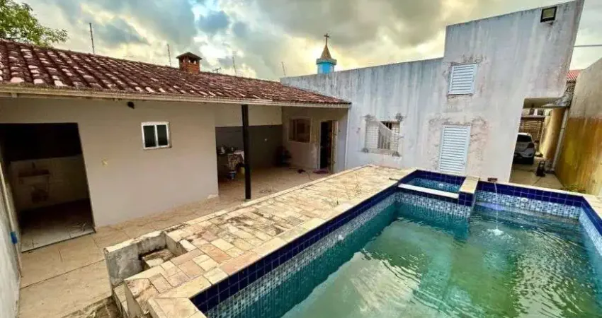 Casa com 3 quartos, piscina e área gourmet com churrasqueira em Itanhaém.