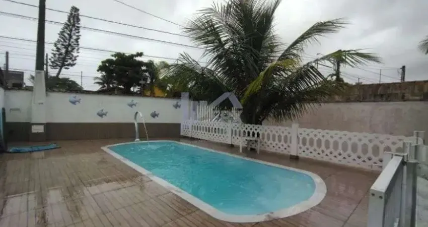 Casa com 2 quartos, piscina e área gourmet com churrasqueira em Itanhaém.