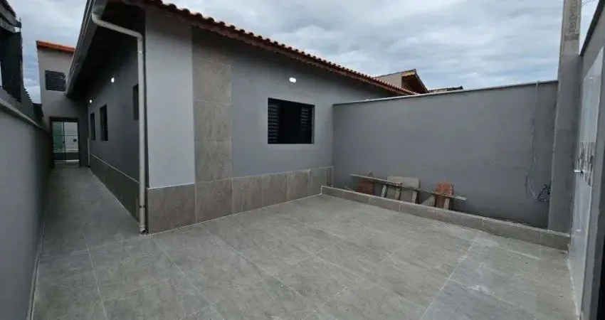 Casa com 3 quartos, piscina e área gourmet em Mongaguá.