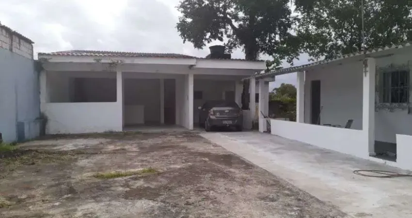 Casa com 3 quartos, espaço para piscina e jardim em Itanhaém.