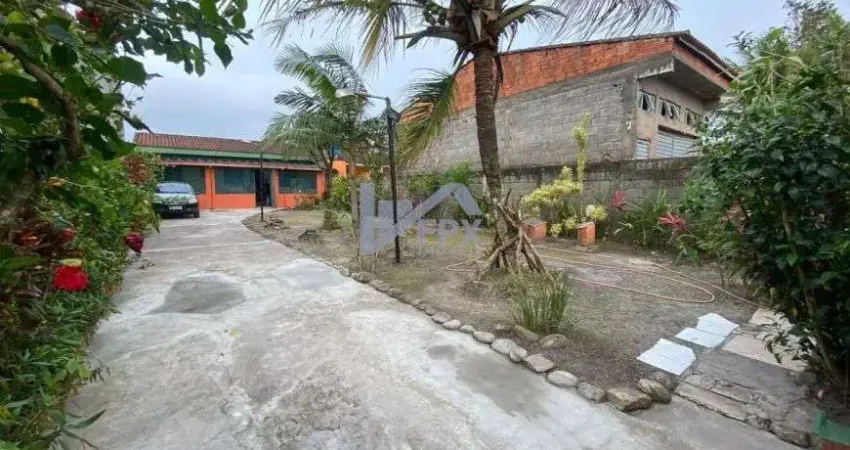 Casa com 2 quartos, jardim e espaço para piscina em Itanhaém.
