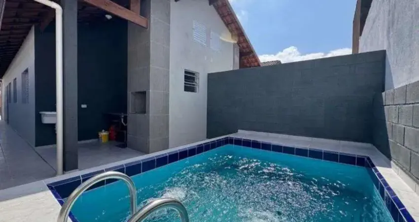 Casa na praia com 2 quartos, piscina e área gourmet em Itanhaém.