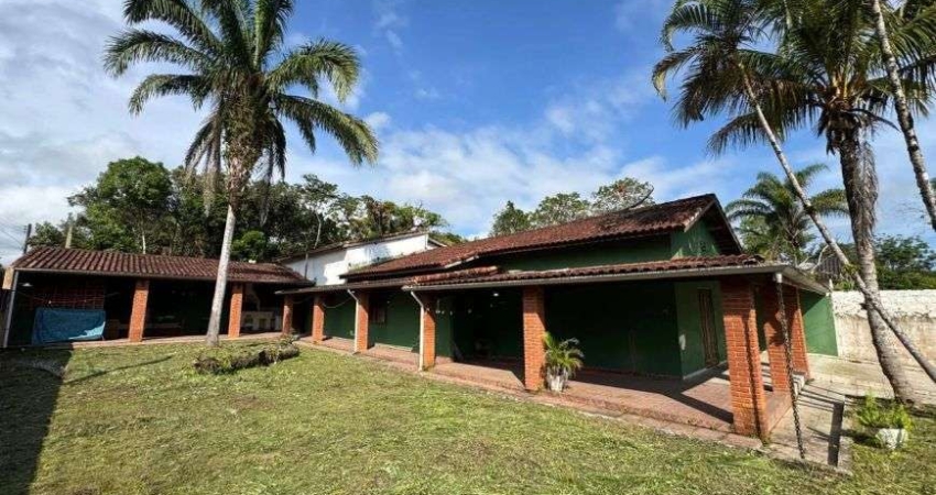 Chácara com 5 quartos, jardim e área gourmet com churrasqueira em Itanhaém.