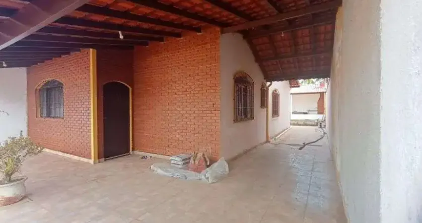 Casa com 3 quartos, piscina e churrasqueira em Itanhaém.