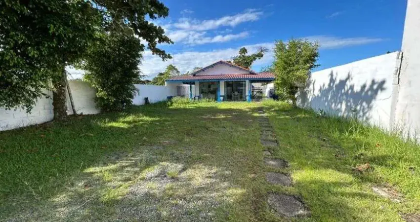 Casa com 2 quartos, espaço para piscina e jardim em Itanhaém.