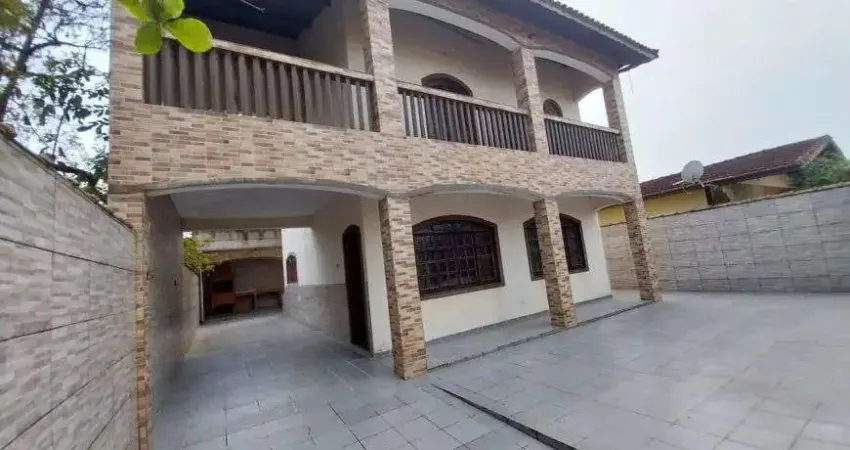 Casa com 3 quartos e área gourmet com churrasqueira em Itanhaém.