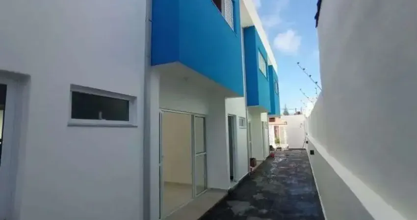 Casa em condomínio com 2 quartos, piscina e churrasqueira em Itanhaém.