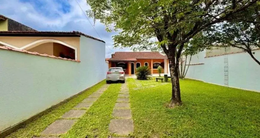Casa na praia com 2 quartos, área gourmet e espaço para piscina em Itanhaém.
