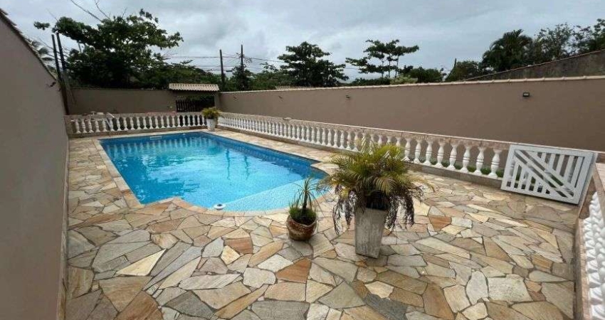 Casa na praia com piscina, 4 quartos e área gourmet com churrasqueira em Itanhaém.
