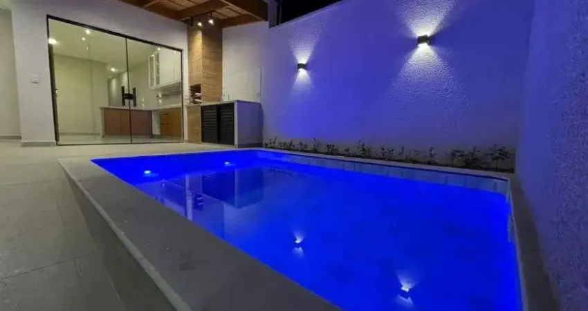 Casa na praia com piscina, 2 quartos e churrasqueira em Peruíbe.