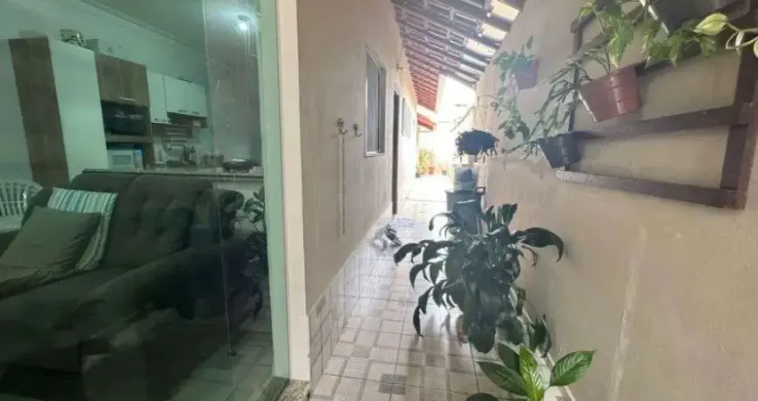 Casa com 2 quartos e área gourmet com churrasqueira em Itanhaém.