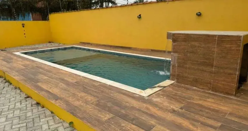 Casa em condomínio com piscina e 2 quartos em Itanhaém.