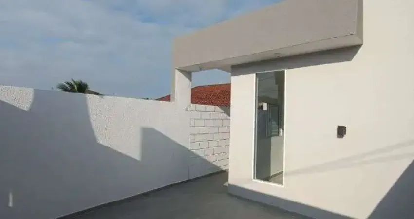 Casa com 2 quartos, piscina e área gourmet com churrasqueira em Itanhaém.