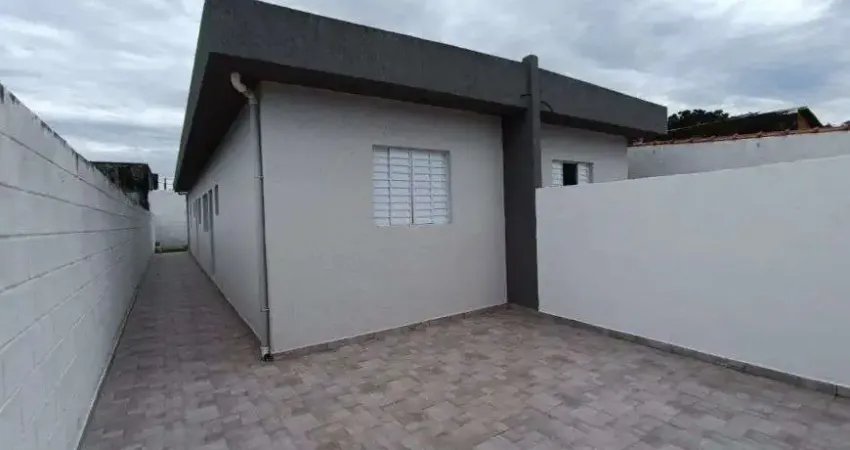 Casa com 2 quartos e espaço para piscina em Itanhaém.