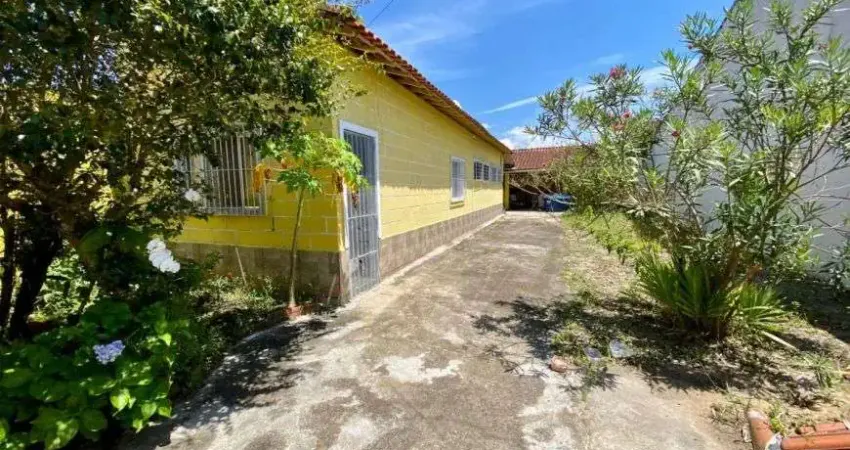 Casa com área gourmet, jardim e espaço para piscina em Itanhaém.