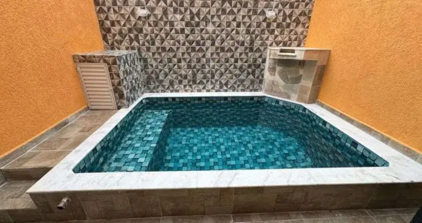 Casa em condomínio com 2 quartos, piscina e churrasqueira em Itanhaém.