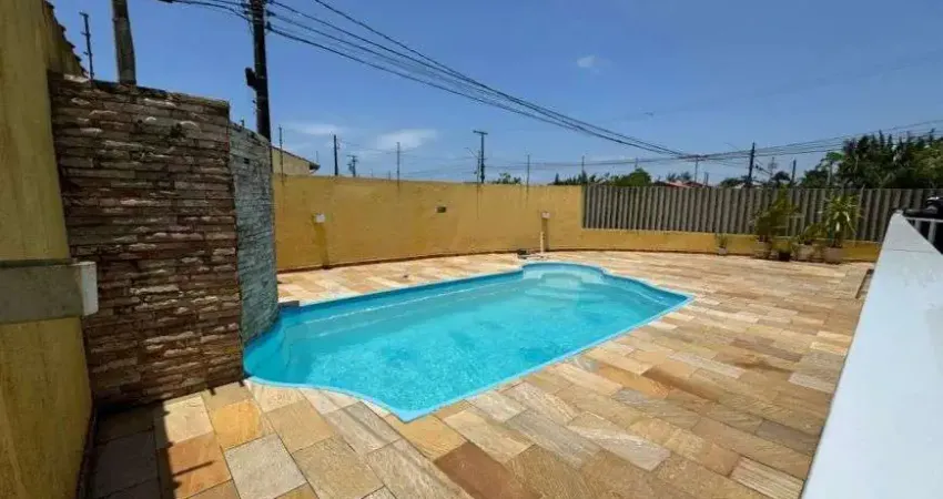Casa na praia com piscina, 5 quartos e área gourmet com churrasqueira em Itanhaém.