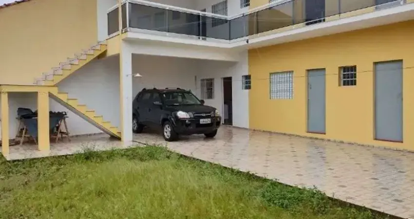 Casa com 6 kitnets e área gourmet com churrasqueira em Itanhaém.