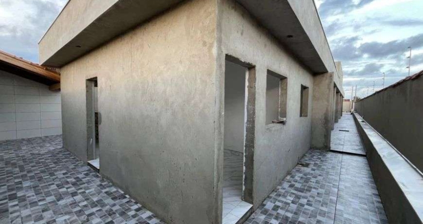 Casa em condomínio com piscina e 2 quartos em Itanhaém.
