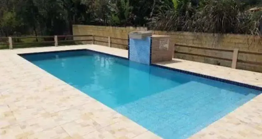Chácara com piscina, 4 quartos e churrasqueira em Itanhaém.
