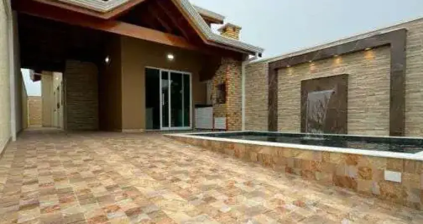 Casa com 2 quartos, piscina e churrasqueira em Peruíbe.