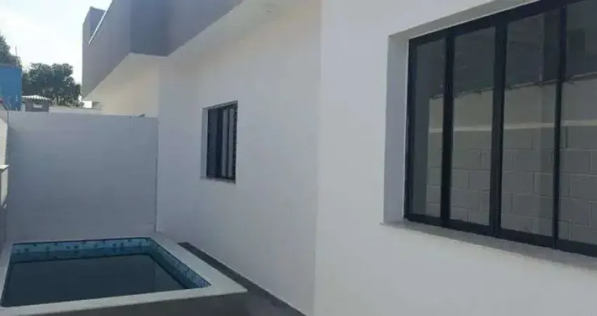 Casa em condomínio com 2 quartos, piscina e churrasqueira em Itanhaém.