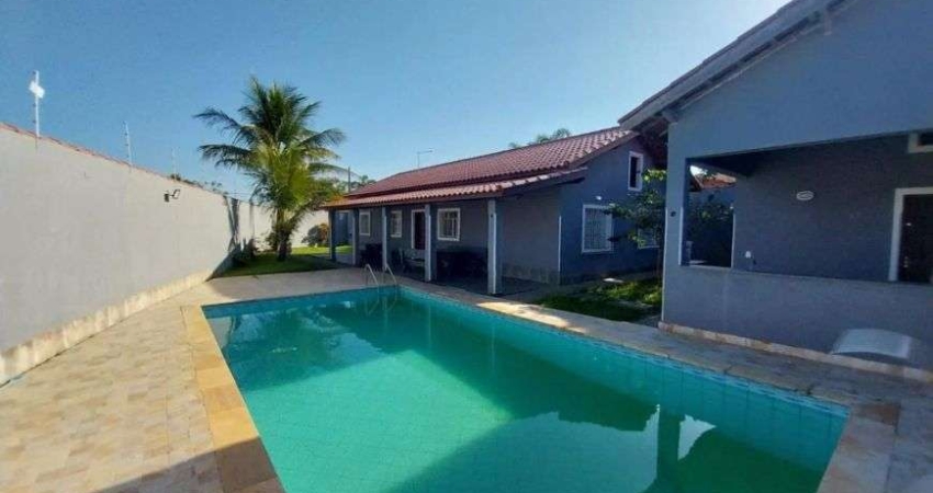 Casa na praia com 4 quartos, piscina, churrasqueira e jardim em Itanhaém.