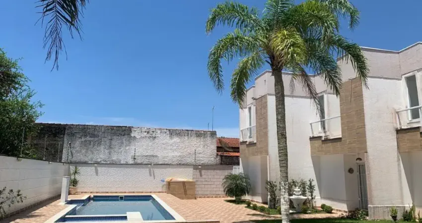 Casa em condomínio com piscina e 2 quartos em Itanhaém.