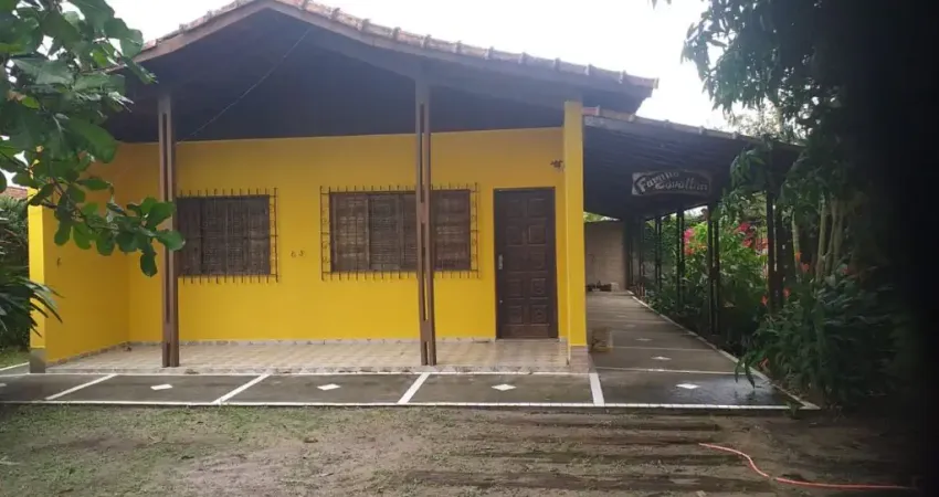 Chácara com 2 quartos e área gourmet com churrasqueira em Peruíbe.