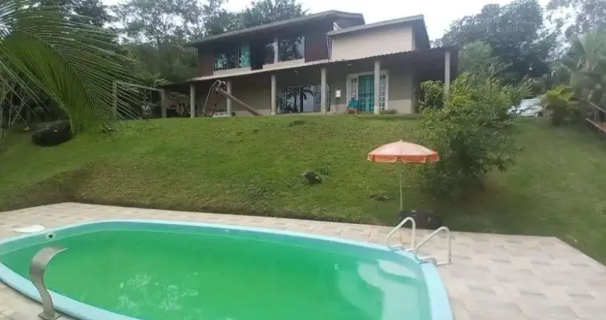 Chácara com 2 quartos, piscina e área gourmet em Itariri.