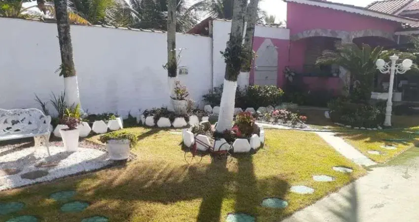 Casa à 40m do mar com 3 quartos, jardim e área gourmet em Itanhaém.