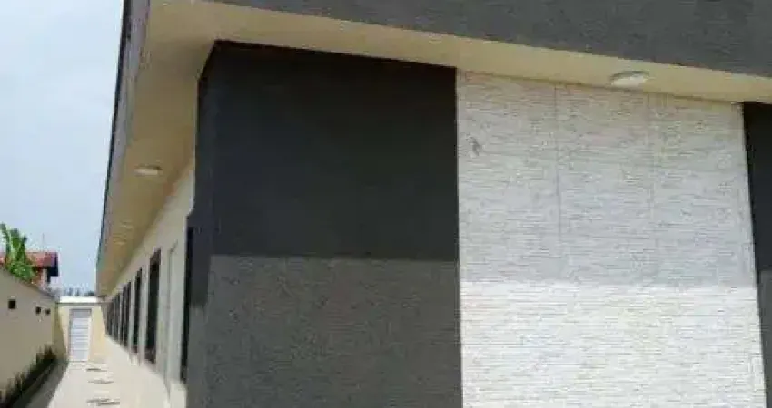 Casa com 2 quartos, piscina e área gourmet com churrasqueira em Itanhaém.