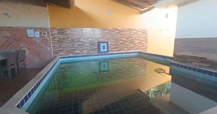 Casa com 2 quartos, piscina e área gourmet em Itanhaém.