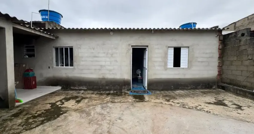 Casa com piscina e área gourmet com churrasqueira em Itanhaém.