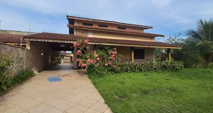 Casa com 3 quartos e espaço para piscina em Itanhaém.