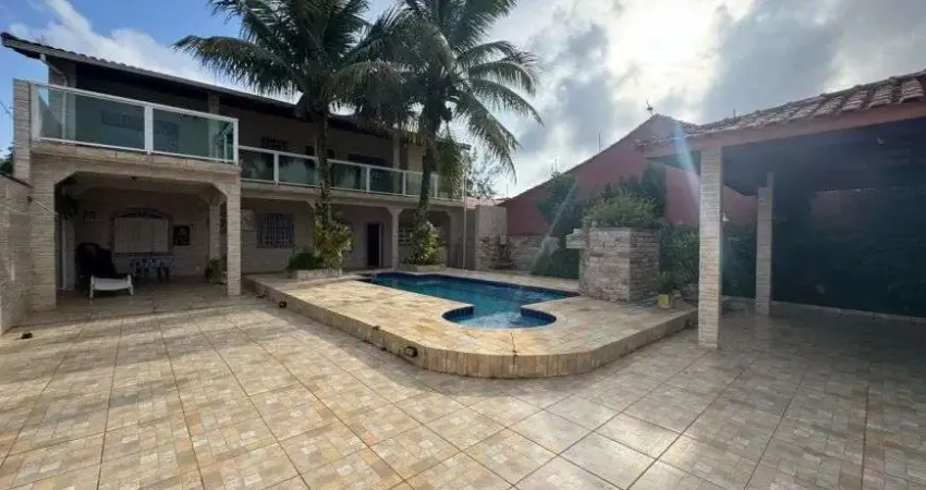 Casa com piscina, 3 quartos e churrasqueira em Itanhaém.