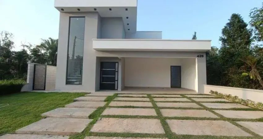 Casa em condomínio com piscina e 3 quartos em Peruíbe.