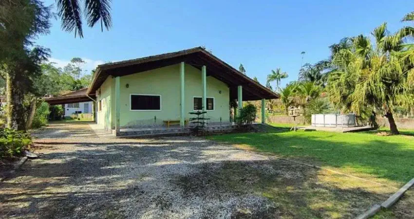 Chácara com 5 quartos, lago e árvores frutíferas em Peruíbe.