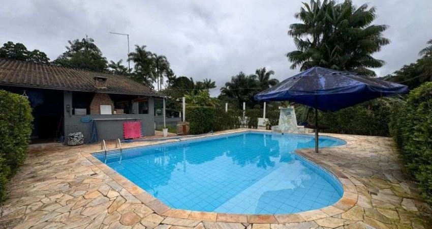 Chácara com piscina, 4 quartos, área gourmet e árvores frutíferas em Peruíbe.