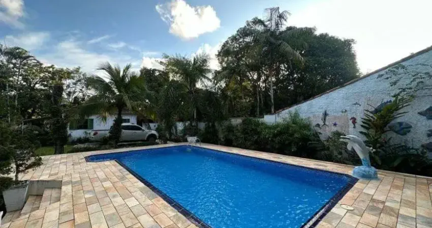 Chácara com piscina, 4 quartos e churrasqueira em Itanhaém.