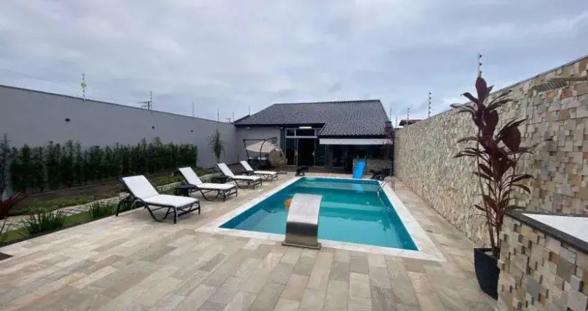 Casa na praia com piscina, 2 quartos e área gourmet em Itanhaém.