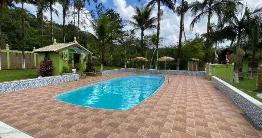 Chácara com piscina, 8 quartos e área gourmet em Peruíbe.