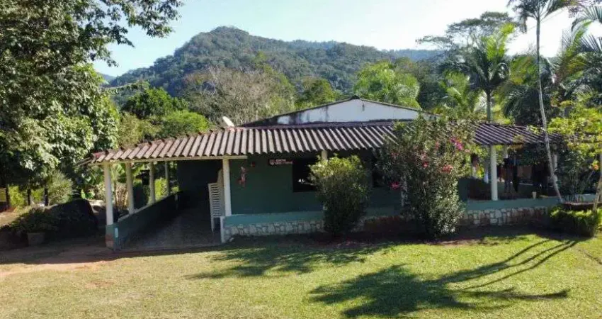 Chácara com 3 quartos, churrasqueira e árvores frutíferas em Itariri.