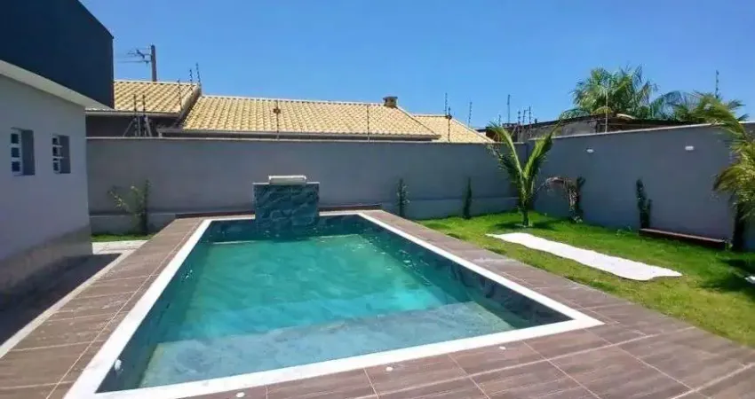 Casa com piscina, 3 quartos e área gourmet com churrasqueira em Itanhaém.