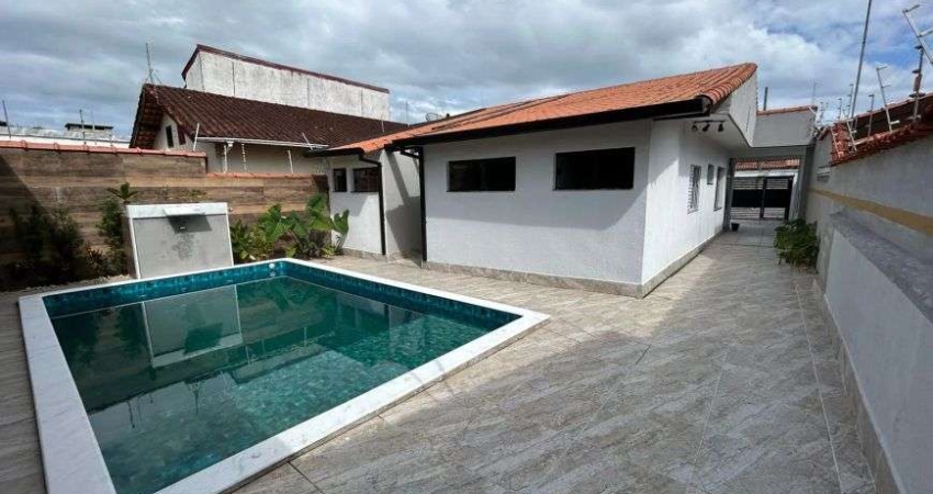 Casa na praia com 3 quartos, piscina e área gourmet em Peruíbe.