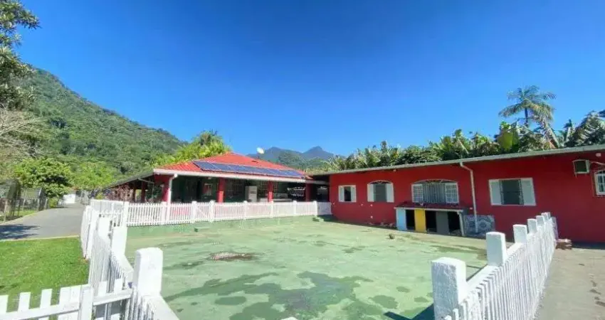 Chácara com piscina, 8 quartos, lago e churrasqueira em Itariri.