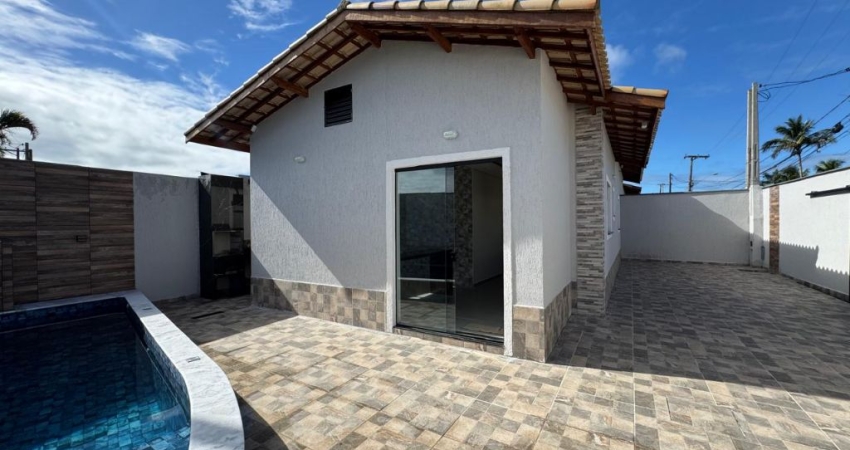 Casa com 3 quartos, piscina e área gourmet em Itanhaém.
